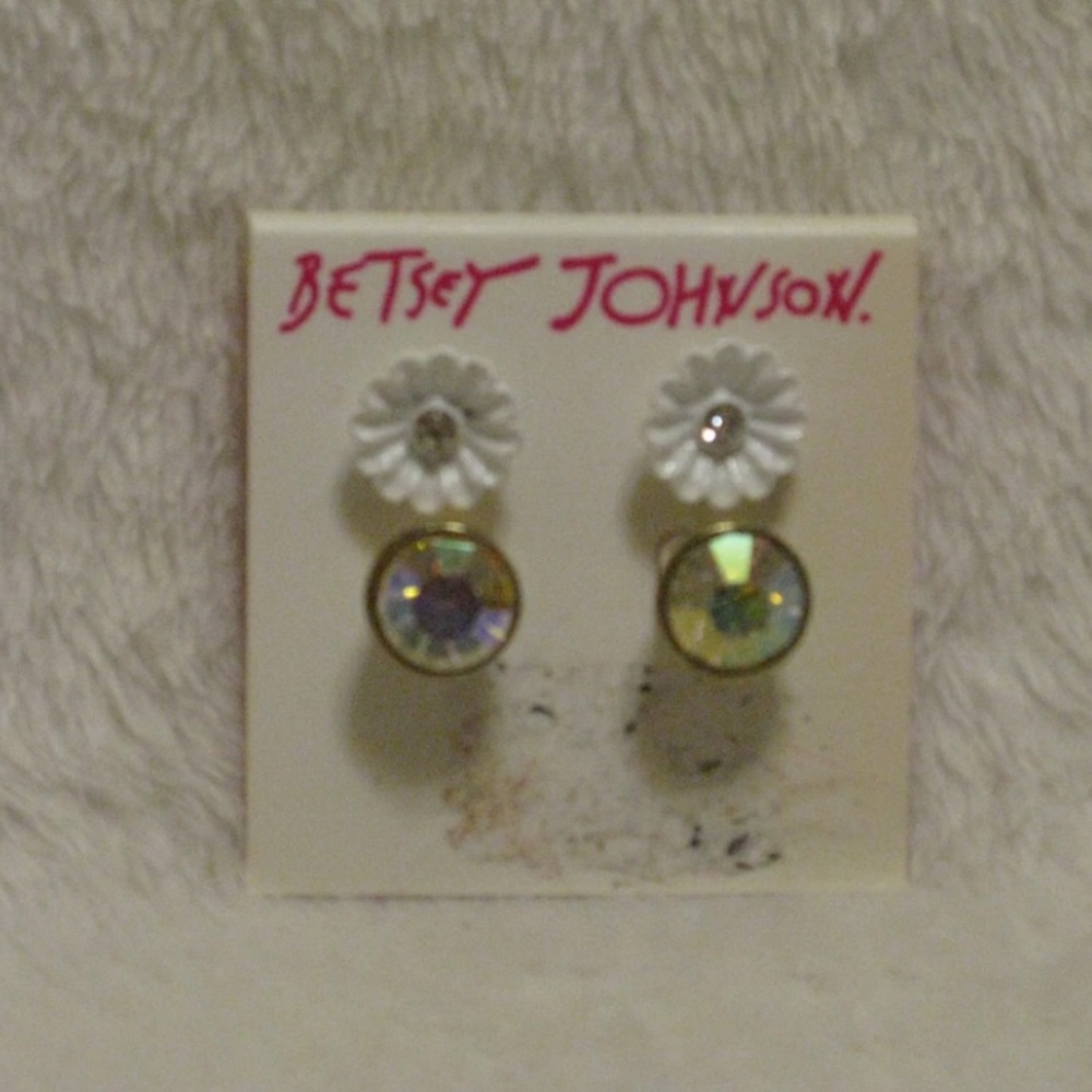 Betsey Johnson White Daisy & Aurora Borealis Crystal Stud Earrings Set of 2 NWT